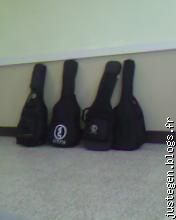 Nos guitars au fond de la salle